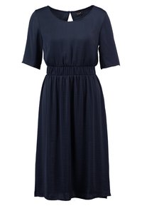 Robe bleu marine en tissu doux et fluide, avec un col rond, des manches courtes, une taille élastique et un détail en forme de goutte d'eau au dos.