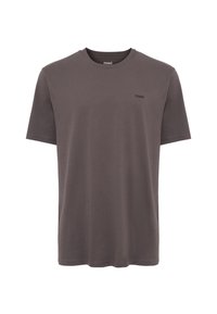 Kurzärmliges T-Shirt mit Rundhalsausschnitt aus dunkelgrauer Baumwolle, das ein dezentes schwarzes Logo auf der linken Brust zeigt und eine glatte, einfarbige Textur aufweist.