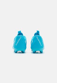 Les crampons de football bleus présentent un design élégant avec un matériau synthétique texturé, un marquage bien visible et un col ajusté pour assurer la stabilité.