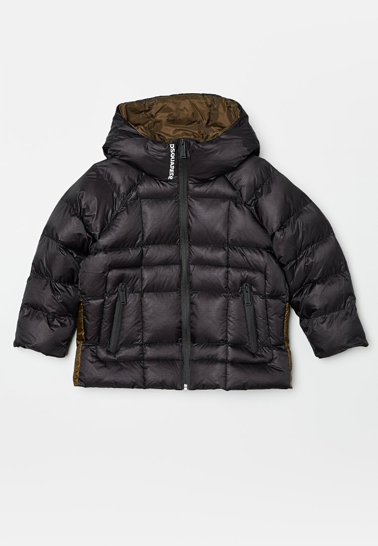 Giubbotto imbottito con esterno nero, cappuccio e fodera interna oliva. Presenta una chiusura con zip e due tasche frontali con dettagli in zip.