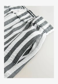 Nem kiválasztott, grey white stripe