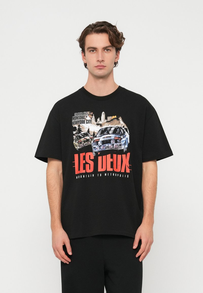Čierne bavlnené tričko s grafickou potlačou áut a červeným textom "LES DEUX". Boxy strih s krátkymi rukávmi a okrúhlym výstrihom.