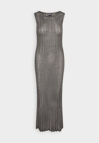 Largo vestido gris de tela de punto acanalado, con diseño sin mangas y un dobladillo con puntilla. La textura es semitranslúcida con rayas verticales.