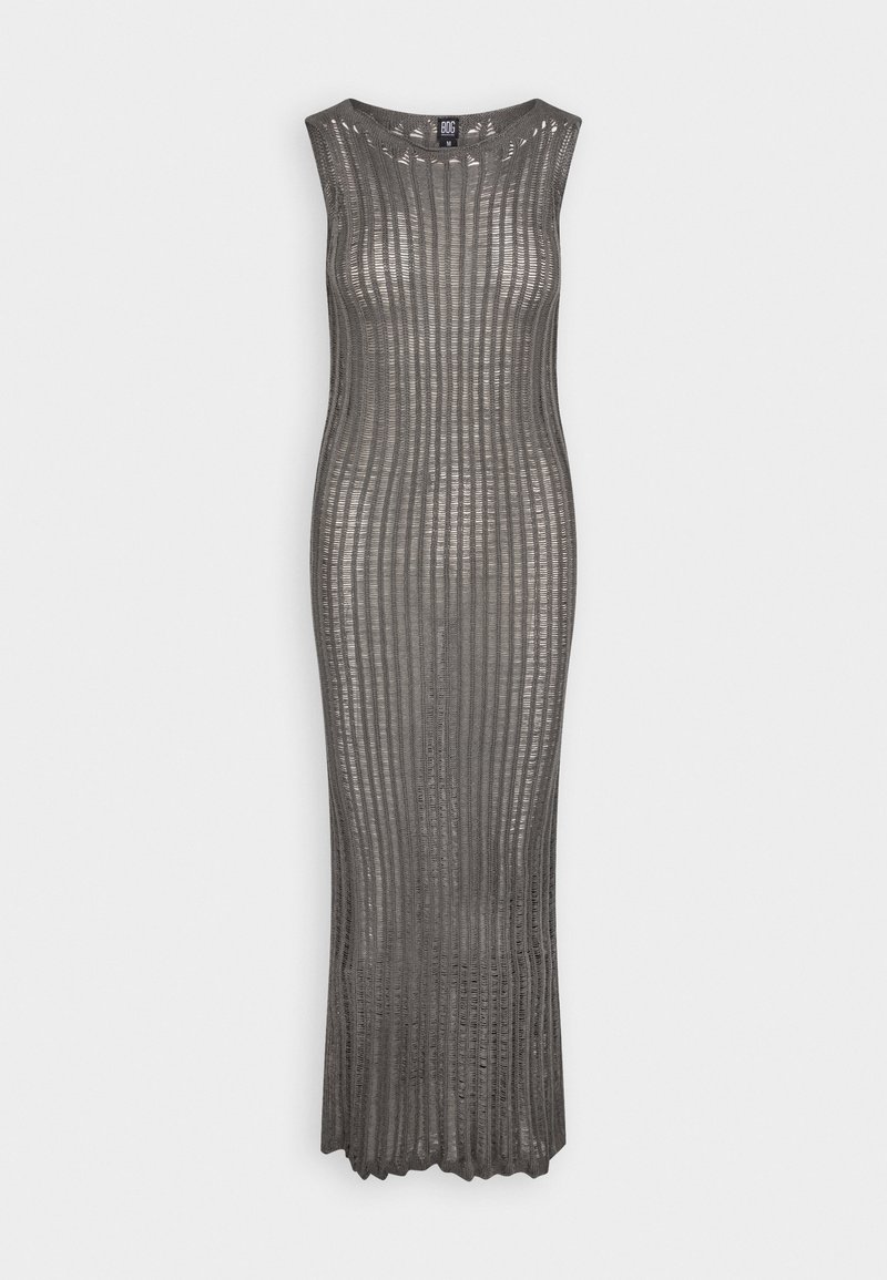 Largo vestido gris de tela de punto acanalado, con diseño sin mangas y un dobladillo con puntilla. La textura es semitranslúcida con rayas verticales.