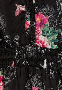 Tecido preto com estampa floral apresentando flores em tons de rosa e verde. Detalhes franzidos por toda a peça, com um acabamento suave e texturizado.