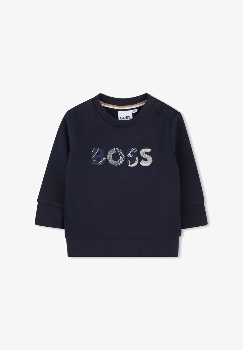Sweat-shirt bleu marine à col rond, manches longues, avec un logo "BOSS" texturé présentant des motifs variés en blanc et bleu.