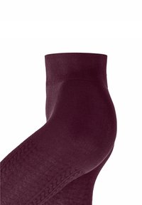 Bordowe skarpetki dziane z gładką cholewką, teksturowanym wzorem w okolicy kostki oraz wzmocnionym piętą dla większej trwałości.