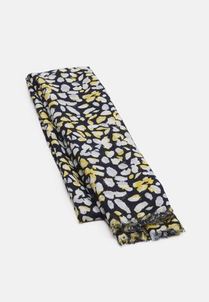 Opgevouwen stoffen sjaal met een zwarte achtergrond met witte en gele abstracte bloemenpatronen en rafelige randen.