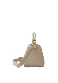 Sac à main en cuir beige de forme courbe, avec une sangle amovible, du matériel en ton or et une finition texturée.