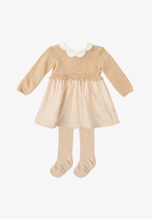 Robe en tricot marron avec col crème, présentant un corsage texturé et une jupe à motif à carreaux. Comprend des collants beige assortis.
