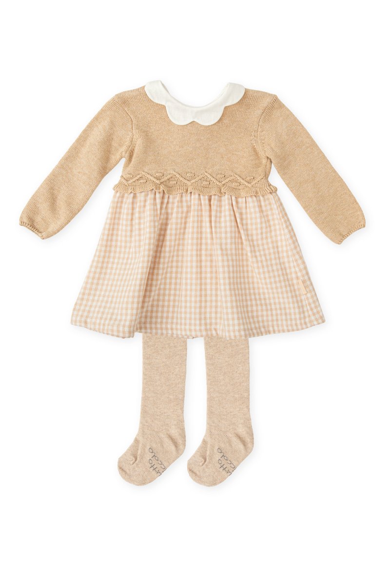 Vestido de punto marrón con cuello crema, que presenta un cuerpo texturizado y una falda de patrón a cuadros. Incluye medias beiges a juego.