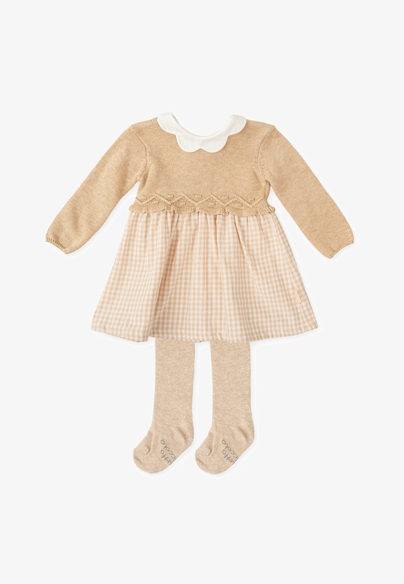 Vestido de punto marrón con cuello crema, que presenta un cuerpo texturizado y una falda de patrón a cuadros. Incluye medias beiges a juego.