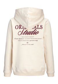 Φούτερ με κουκούλα σε κρεμ χρώμα με μπορντό κείμενο «ORIGINALS Studio» και μικρότερο κείμενο με γραφή σχετικά με το δημιουργικό τμήμα και τη συνοικία Holmen στην πλάτη.