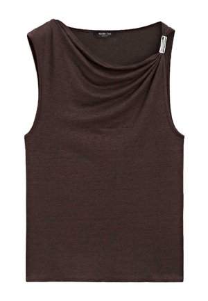 Bezrekawnik w ciemnym brązie z marszczonym dekoltem i małą białą metką przymocowaną blisko kołnierza po prawej stronie.