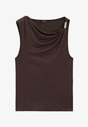 Bezrekawnik w ciemnym brązie z marszczonym dekoltem i małą białą metką przymocowaną blisko kołnierza po prawej stronie.