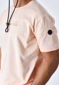 Project X Paris TECHNIQUE À DÉCOUPES - Camiseta estampada - pale peach