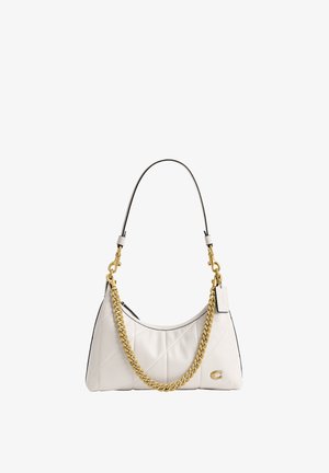 Sac à main en cuir blanc avec chaîne dorée et bandoulière noire, présentant un motif matelassé et un petit logo doré sur le devant.
