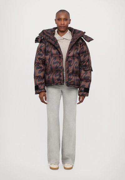 Brown patterned puffer jacket with a hood, made of shiny material. Features a zip closure, elastic cuffs, and side pockets. Paired with light gray pants.