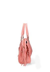 Borsa in suede rosa con doppi manici intrecciati, hardware in tono oro, nappine laterali e chiusura con zip. Presenta un design strutturato ma morbido.