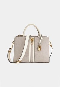 Borsa a tracolla grigia con texture, dettagli in pelle bianca, hardware dorato e un particolare lucchetto. Presenta due manici superiori e una tracolla removibile.