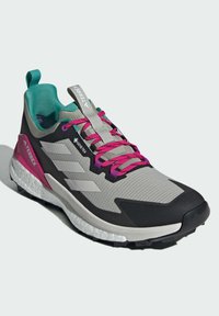 Adidas Terrex FREE GTX - Chaussures de marche - sesame   talc   real magenta