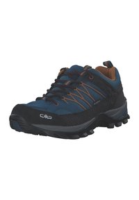 Blaue und schwarze Outdoor-Schuhe mit einem Netz-Obermaterial, Gummisohle und gepolstertem Kragen; verfügen über kontrastierende orange Akzente und ein Schnürdesign.