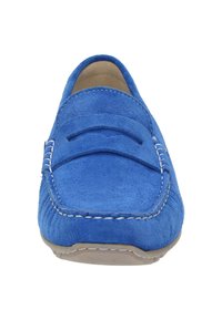 Blaues Wildleder-Mokassin mit gesticktem Design, flacher Sohle und klassischem Penny-Slot auf dem Spann. Glatte Textur mit runder Form.