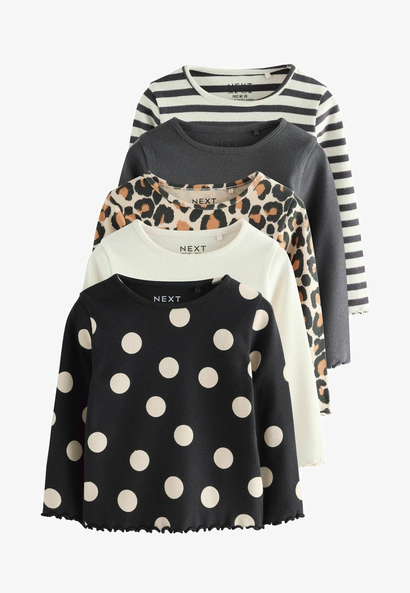 Cinco camisas de manga larga acanaladas apiladas, con diseños en negro con lunares blancos, blanco, estampado de leopardo, gris liso y rayas en blanco y negro.