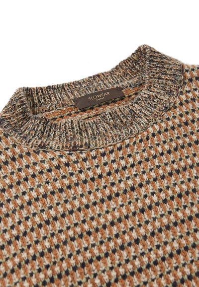 Gewatteerde gebreide trui met een ruitpatroon in bruin, beige en donkerblauw. Ribgebreide ronde hals; label leest "SLOWEAR ZANONE."