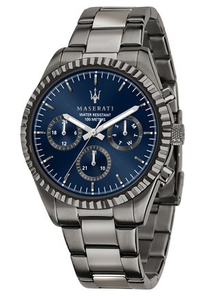 Maserati ur i rustfrit stål med en blå urskive, sølvfarvede timemarkører og sub-urskiver. Vandtæt ned til 100 meter. Sølvfarvet armbånd.