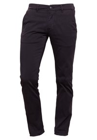 Pantalon en coton noir avec une coupe slim, doté de poches avant et d'une fermeture éclair, texture lisse et design minimaliste.
