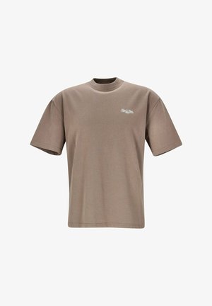 Hnědé tričko s krátkým rukávem vyrobené z bavlny, s ribbovanou texturou a malým bílým logem na hrudi. Minimalistický design s kulatým výstřihem.