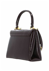 Sac à main structuré de couleur brun foncé avec une texture brillante, poignée supérieure, accents en métal doré et une base plate conçue pour la stabilité.