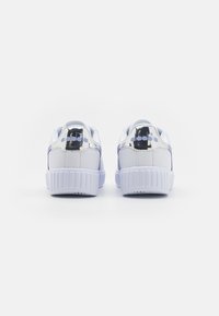 Sneakers bianchi con accento metallico viola sul tallone, materiale sintetico liscio e suola in gomma testurizzata. Marchio visibile sul tallone.