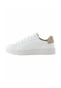 Baskets blanches avec une tige en cuir lisse, un laçage à l'avant et un tirant en daim beige au niveau du talon. Présentent une semelle en caoutchouc texturée pour une bonne adhérence.