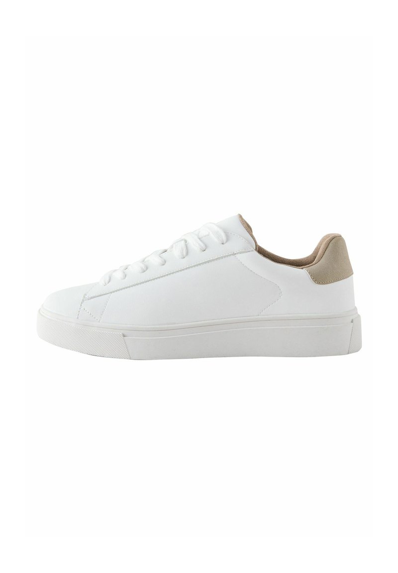 Baskets blanches avec une tige en cuir lisse, un laçage à l'avant et un tirant en daim beige au niveau du talon. Présentent une semelle en caoutchouc texturée pour une bonne adhérence.