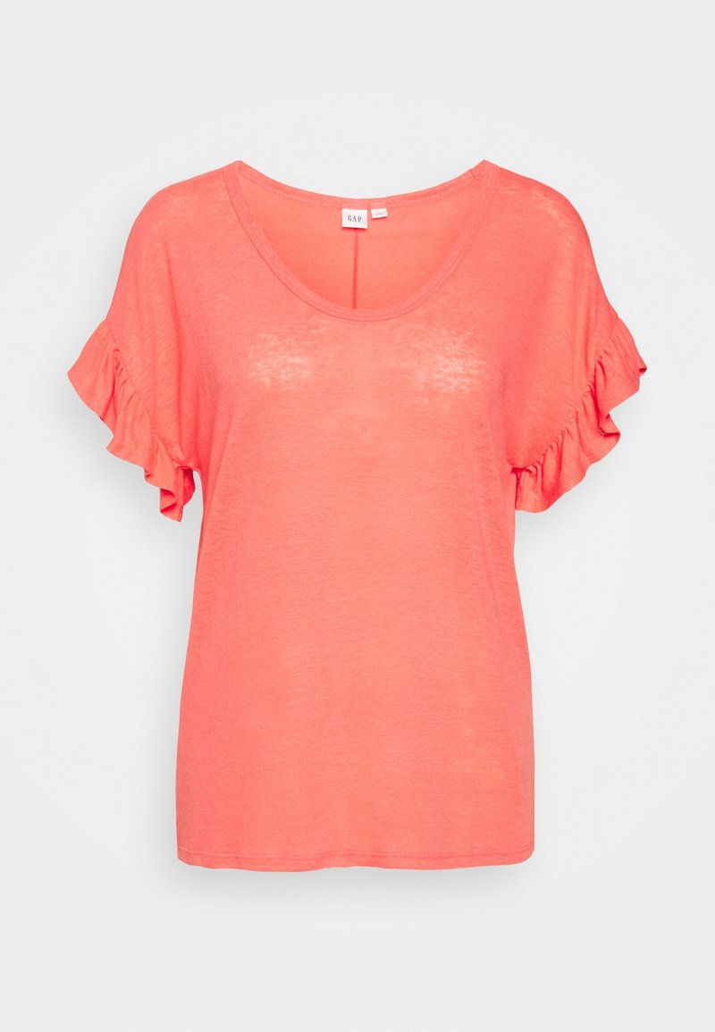 T-shirt corail avec manches courtes à volants, encolure ronde et texture douce et légère. Étiquette visible à l'arrière avec le logo de la marque.