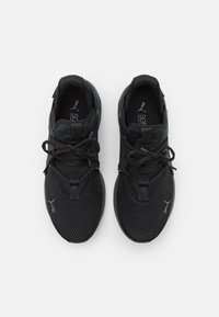 Scarpe sportive nere con tomaia in rete, design con lacci e marchio sulla linguetta. Presentano una suola ammortizzata per il comfort.