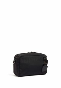 Borsa rettangolare nera realizzata in tessuto strutturato. Presenta una chiusura con zip e un attacco laterale per accessori aggiuntivi.