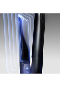 Fer à lisser noir au design épuré. Équipé d'une plaque de chauffage texturée et d'un bouton de contrôle lumineux étiqueté "REVIVE."