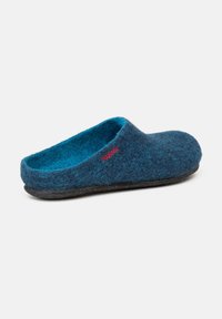 Pantofole in feltro blu dalla forma arrotondata, con una consistenza morbida e un interno di un azzurro chiaro in contrasto. Presentano una suola in gomma nera. Dettagli del logo rosso presenti.