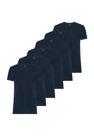 Sei T-shirt nere con scollo a V e maniche corte disposte in un layout sfalsato e sovrapposto su sfondo bianco.