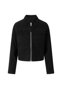 Giacca corta in suede nero con zip frontale argentata, due grandi tasche a pattina sul petto, maniche lunghe e colletto a punta.