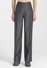 Szare spodnie szerokie, wykonane z teksturowanej tkaniny, z przodem plisowanym i dopasowaną talią, zapewniającą sztywny fason.