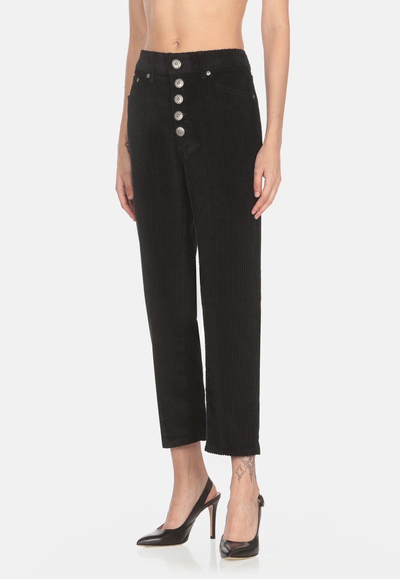 Pantaloni in corduroy neri con vita alta, chiusura frontale a cinque bottoni, lunghezza cropped e motivo a costine texture.