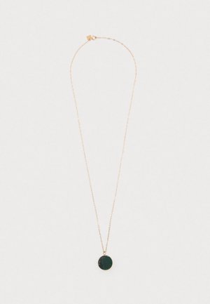 Delikaatne kuldne kaelakee väike tume roheline ümmargune ripatsi, esitatud ühekordse Hele tausta ees.