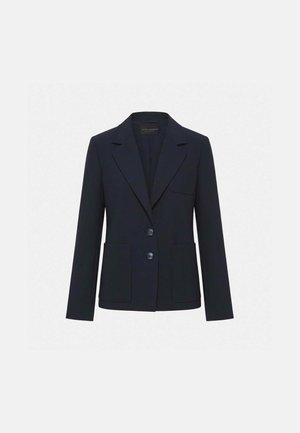 Blazer ajusté bleu marine à revers crantés, avec deux boutons à l'avant, deux poches plaquées basses et une poche poitrine, présenté sur un fond uni.