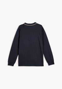 Camisa de manga larga azul marino con tejido texturizado, cuello acanalado y detalle de costura multicolor en el escote y los puños.