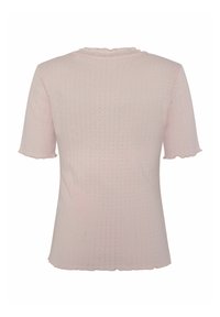 Lühi varrukaga helesinine topp, millel on tekstuuriga muster, laineline kaelus ja äär, valmistatud pehmest kangast. Lihtne disain minimaalsete detailidega.