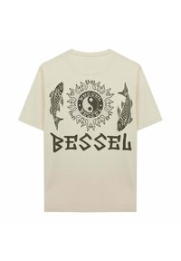 Camiseta de algodón beige con estampado gráfico negro que presenta carpas koi, un motivo de sol y la palabra "BESSEL" en una fuente gruesa. Cuello redondo y mangas cortas.